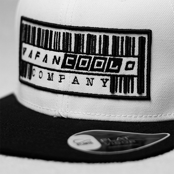 SNAPBACk WHITe BLACk